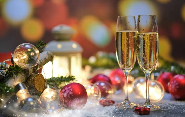 Gläser mit Champagner vor dem Hintergrund der Neujahrsdeko — Stockfoto