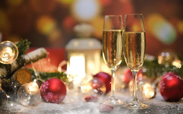Bicchieri con champagne sullo sfondo del deco di Capodanno — Foto Stock