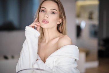 evde güzel bir kadın