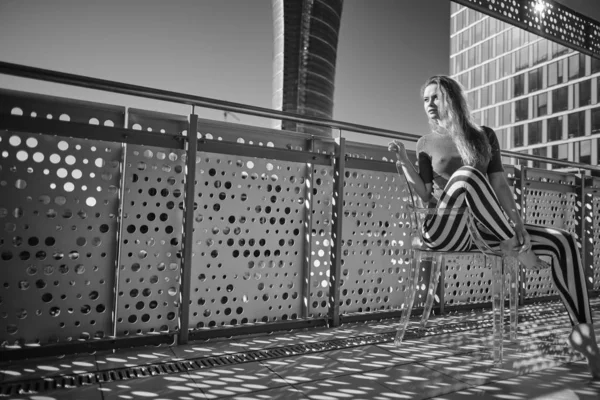 Žena na balkóně v slunečný den.. Bw fotografie — Stock fotografie