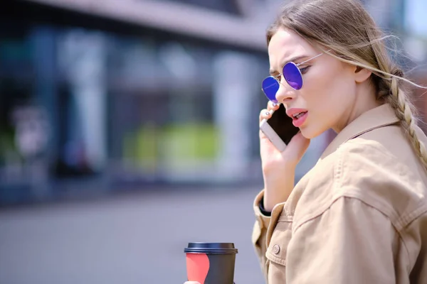 Jovencita que habla por teléfono en la calle. Hipster chica joven — Foto de Stock