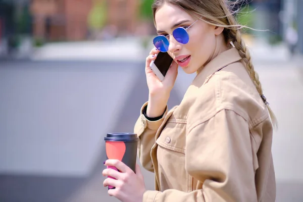 Jovencita que habla por teléfono en la calle. Hipster chica joven — Foto de Stock