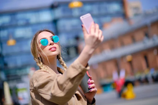 Jovem feliz tomando selfie na rua — Fotografia de Stock