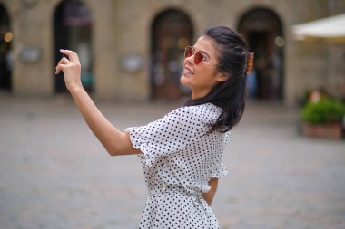 Güneş gözlüklü güzel turist kız. 