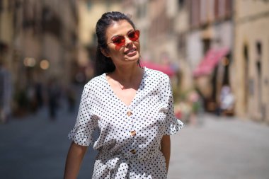 Güzel bir kadın yürüyor ve koşuyor neşeli ve neşeli bir gülümseme 