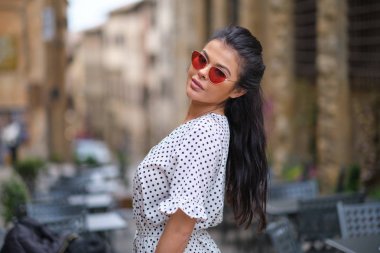 Güzel bir kadın yürüyor ve koşuyor neşeli ve neşeli bir gülümseme 