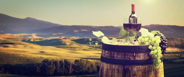 Kırmızı şarap şişesi ve şarap cam Wodden varil üzerinde. Güzel Tusca — Stok fotoğraf