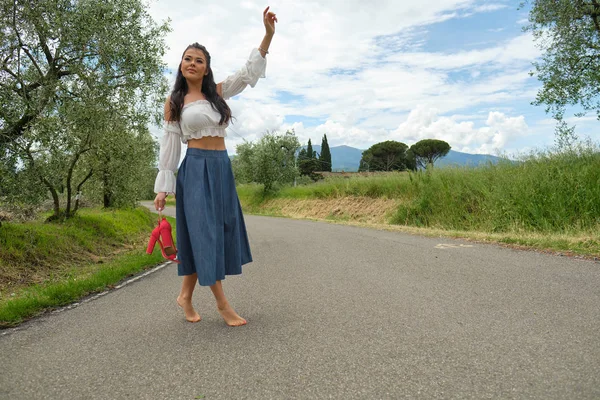 Vacker kvinna i sommarklänning promenader och löpning glada och c — Stockfoto