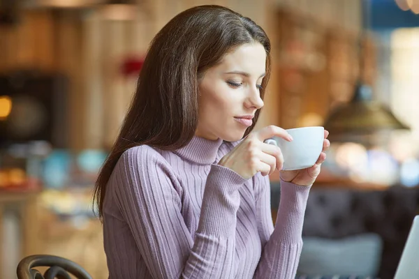 Mulher bonita com uma xícara de chá em um café — Fotografia de Stock