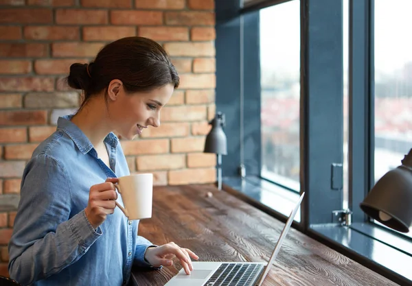 Vrouw werkt op laptop in open ruimte kantoor — Stockfoto