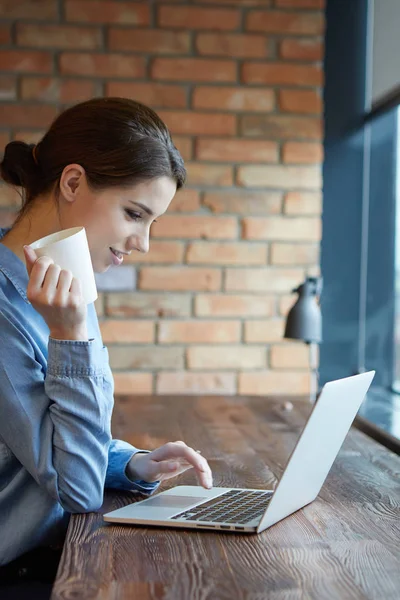 Donna che lavora su laptop all'ufficio open space — Foto Stock