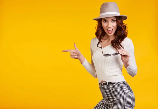 Glimlachende vrouw in lente hoed en wit shirt op zoek naar camera , — Stockfoto