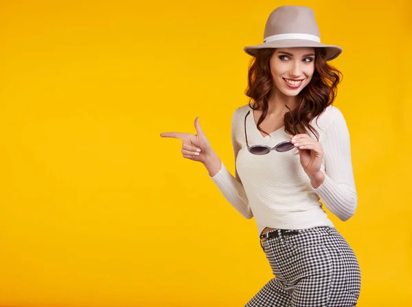 Mujer sonriente en sombrero de primavera y camisa blanca mirando a la cámara  , — Foto de Stock