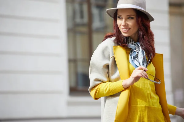 Mooie brunette vrouw in chique mode — Stockfoto