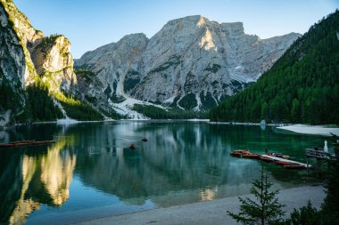 Dolomites 'teki Braies Gölü' nün arka planında orman izleri var.