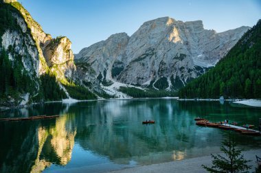Dolomites 'teki Braies Gölü' nün arka planında orman izleri var.