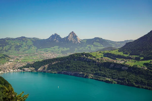 Panorama av Canton Schwyz från Morsch. Bergstoppar Mythen (G — Stockfoto