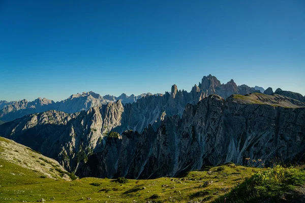 Vista panorámica de los famosos picos de montaña Dolomitas brillando en bea — Foto de Stock