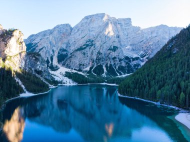 Dolomites 'teki Braies Gölü' nün arka planında orman izleri var.