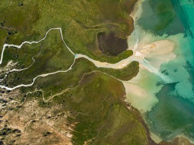 İsviçre alp dağlarında mavi su gölü, güneşli, yaz mevsimi