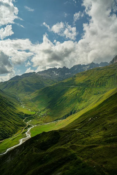 Průsmyk Furka je vysokohorský průsmyk ve švýcarských Alpách — Stock fotografie