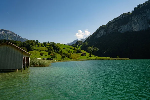 Lilla sjön i de schweiziska alperna — Stockfoto