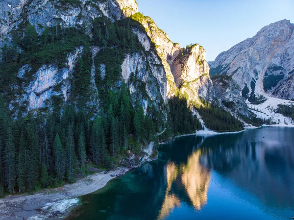 Lago Braies en las montañas Dolomitas sendero forestal en el fondo, S — Foto de Stock