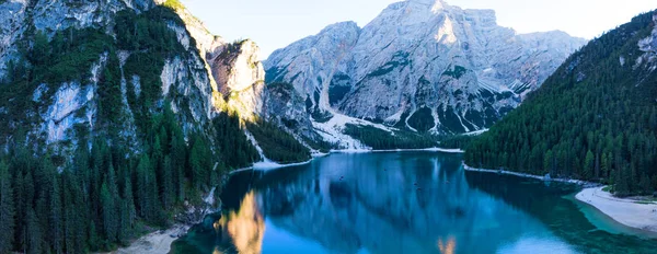 Lago Braies en las montañas Dolomitas sendero forestal en el fondo, S — Foto de Stock