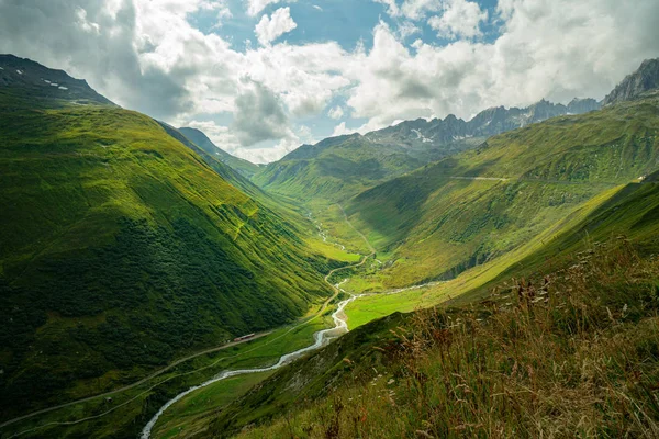Průsmyk Furka je vysokohorský průsmyk ve švýcarských Alpách — Stock fotografie
