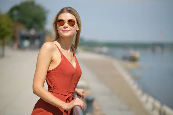 Retrato de um bonito e lindo mulheres latinas em pos vestido de moda — Fotografia de Stock