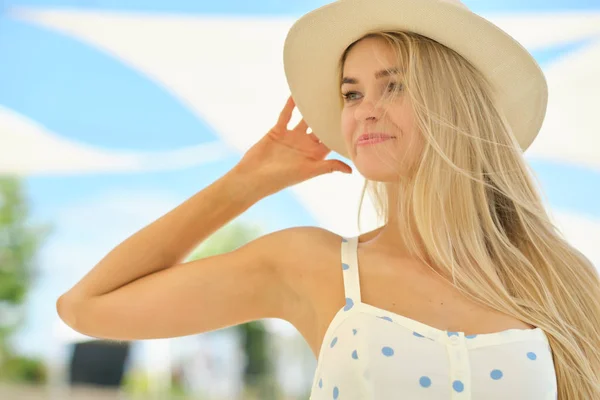 Retrato de una linda y hermosa mujer latina en vestido de moda pos —  Fotos de Stock