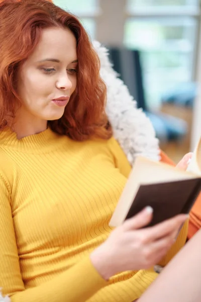 Femme rousse se détendre à la maison en hiver confortable ou week-end d'automne — Photo