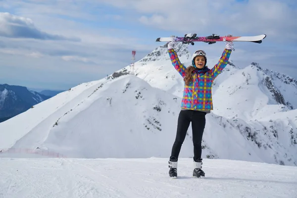 Retrato de cerca de una hermosa esquiadora con máscara y sujeción —  Fotos de Stock