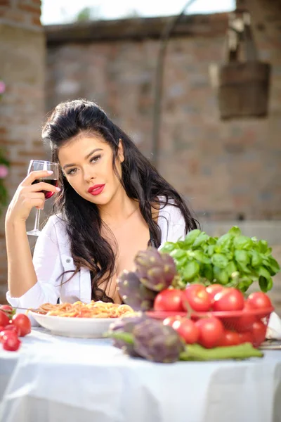 Hermosa mujer en vestido de verano come pasta de espaguetis Italia con —  Fotos de Stock