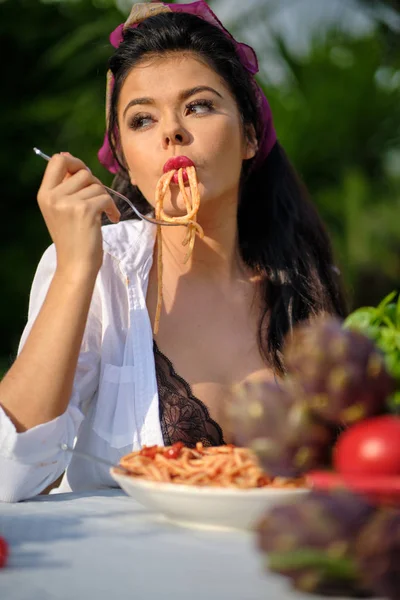 Beautiful Woman in summer dress eats Italy spaghetti pasta with — Stock Photo, Image