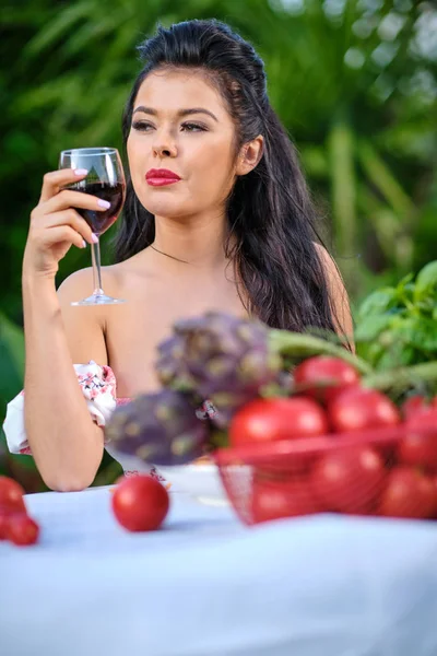 Hermosa mujer en vestido de verano come pasta de espaguetis Italia con —  Fotos de Stock