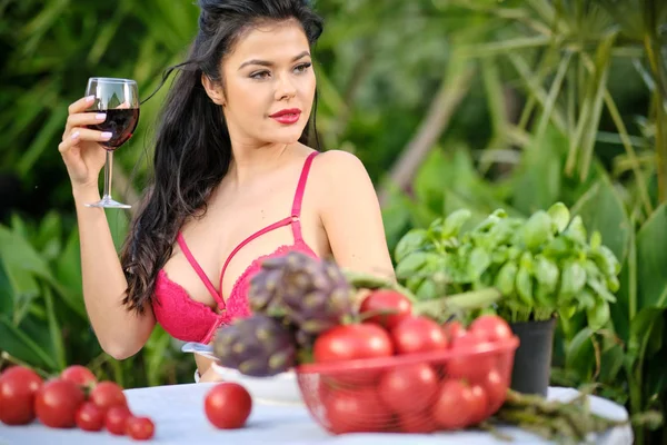 Mooie vrouw in de zomer jurk eet Italië spaghetti pasta met — Stockfoto