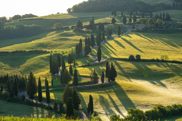 Italien Gebirge grünes Tal panoramische Landschaft — Stockfoto