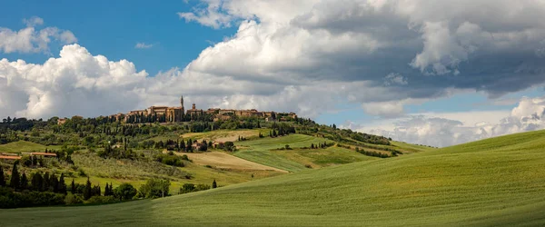 Beautiful view of Pienza on a Tuscany hill, Italy. — Stock Photo, Image