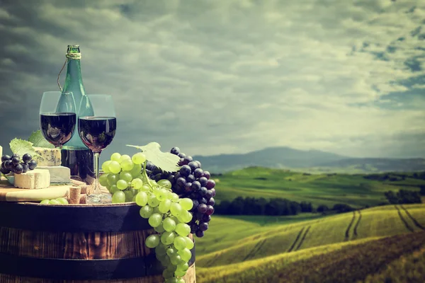 Bouteille de vin rouge et verre de vin sur tonneau wodden. Belle Toscane — Photo