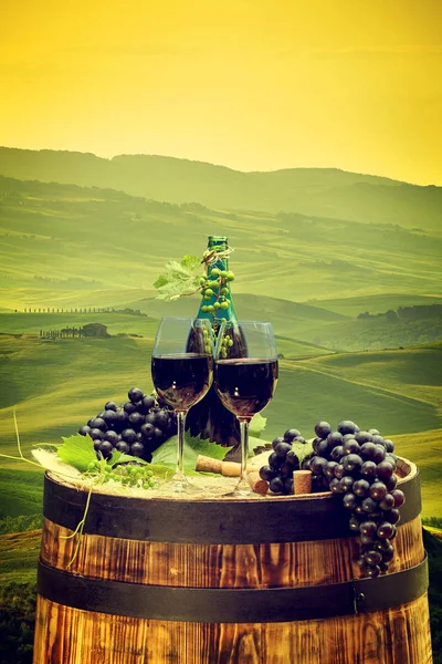 Rode wijnfles en wijnglas op wodden vat. Mooie Tusca — Stockfoto