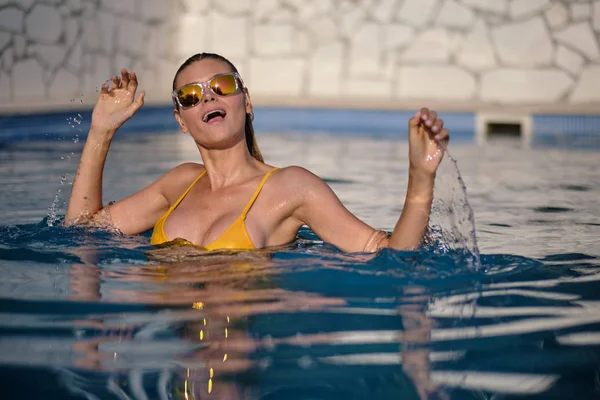 Sexy woman with fit body in fashionable elegant yellow bikini sw — Stock Photo, Image