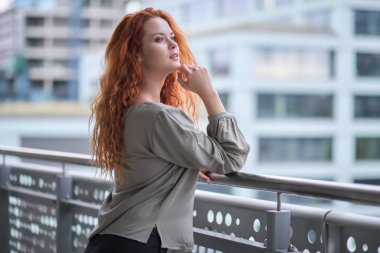 çekici emlakçı kadını