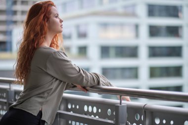 çekici emlakçı kadını