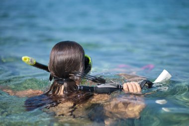 Aqua kadın dalgıç spearfishing silah. 