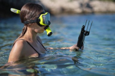 Aqua kadın dalgıç spearfishing silah. 