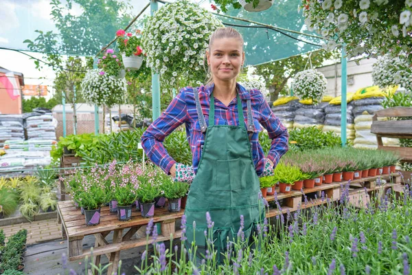 Glückliche Gärtnerin wählt Blumentopf mit Anthurien in gar — Stockfoto