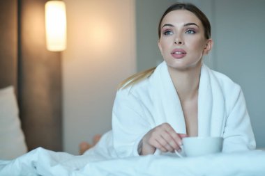 Evde giyinmiş bir kadın.