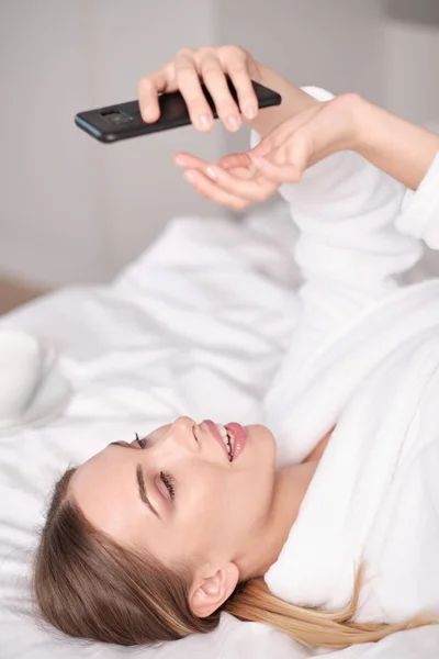 Frau im Ankleidezimmer zu Hause — Stockfoto