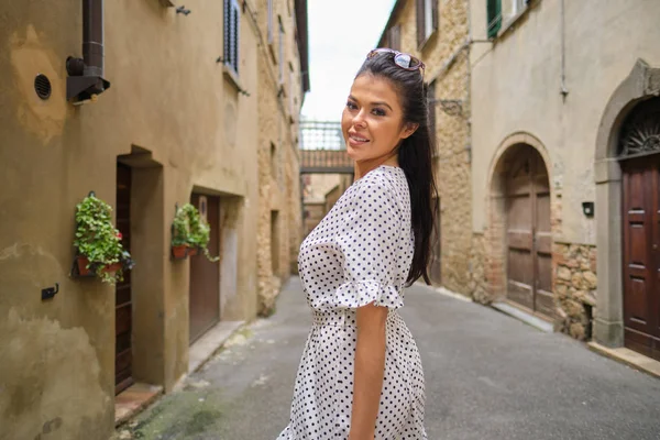 Portret van een glimlachende elegante toeristische vrouw in lange jurk en stra — Stockfoto